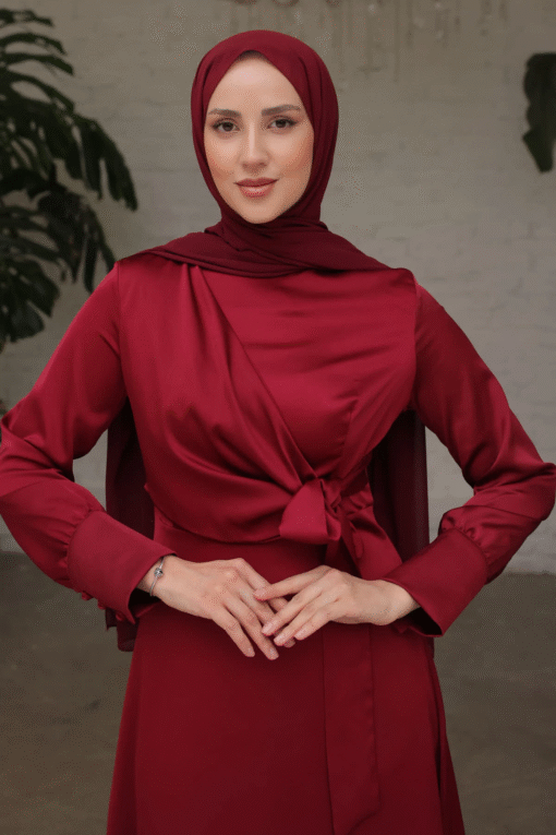 ⁦فستان سهرة من الساتان باللون العنابي⁩ - الصورة ⁦5⁩